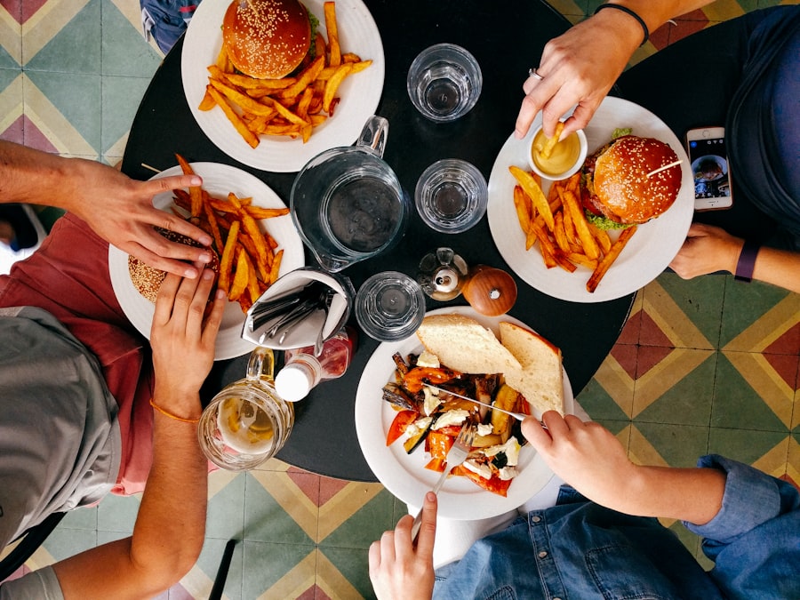 Momen makan bersama di Warung Sedap Rasa